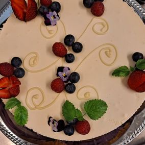 Marjoilla ja kukilla koristeltu kakku