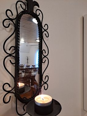 Koristeellinen peili ja kynttilä